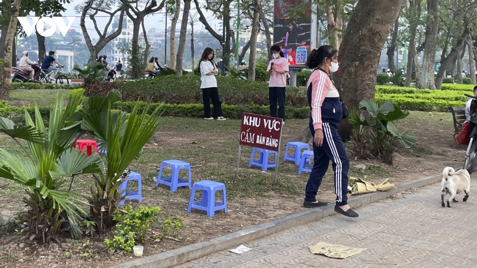 Hà Nội dẹp vỉa hè, phường lại làm ngơ mặc hàng quán lấn chiếm?